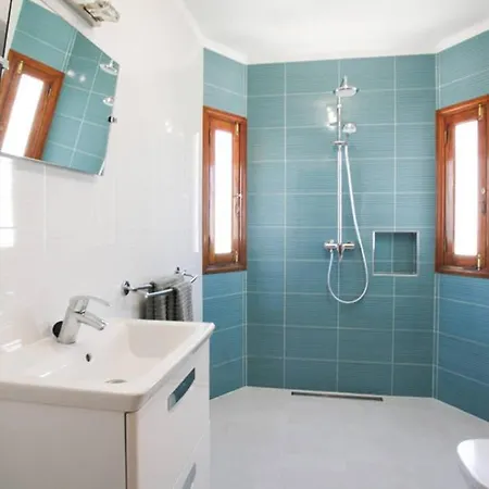 Villa Stylish & Spacious With Terrace & Garden