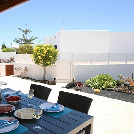Villa Stylish & Spacious With Terrace & Garden