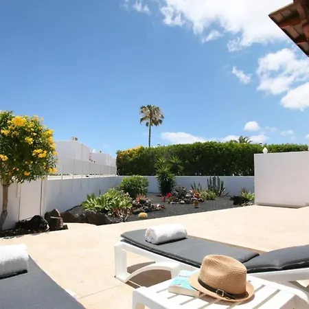 Stylish & Spacious With Terrace & Garden Villa Tías